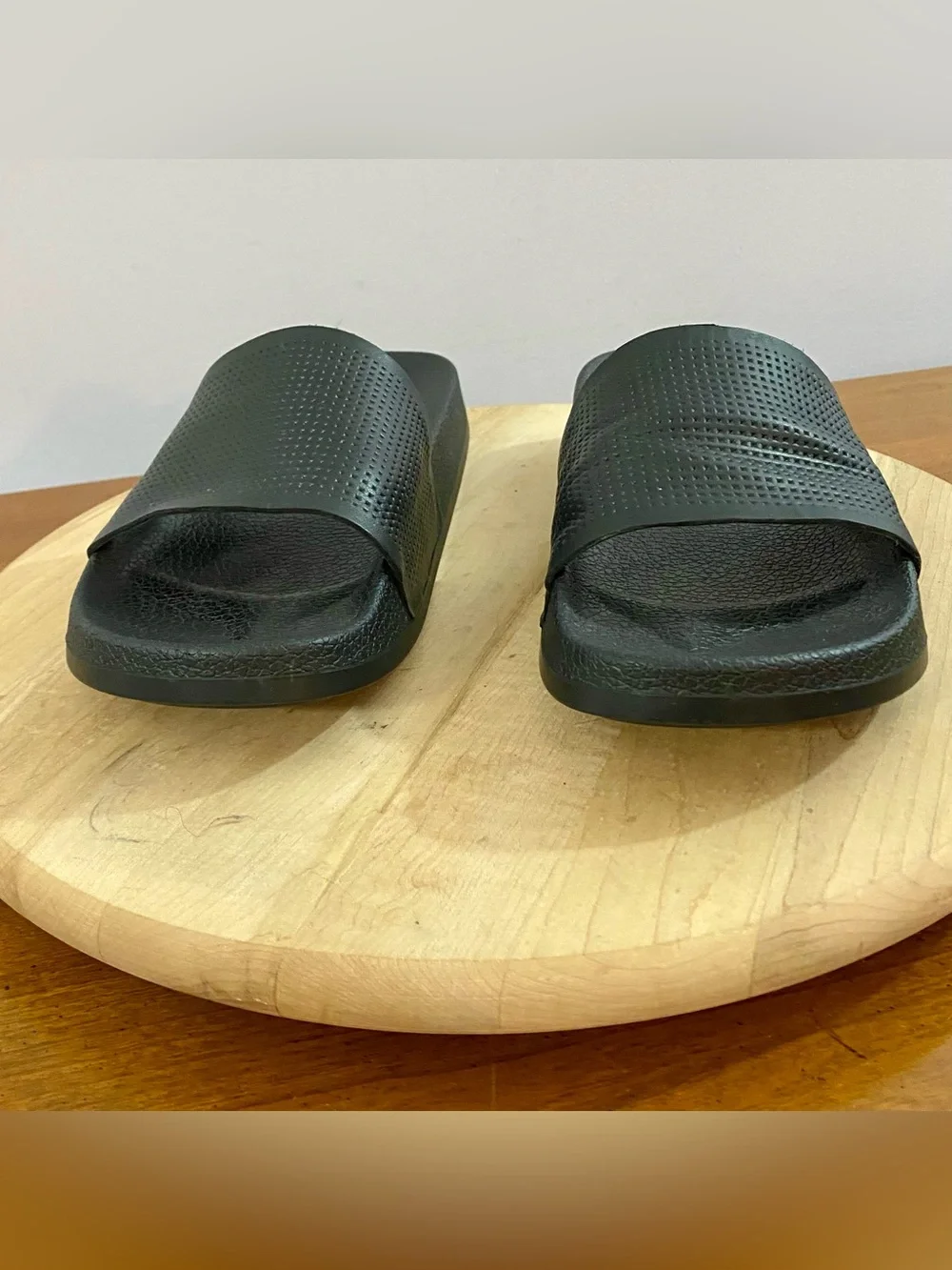 Vince Winston Perforated Leather Slide Sandals Mens Size 8.5 M Black Luxury